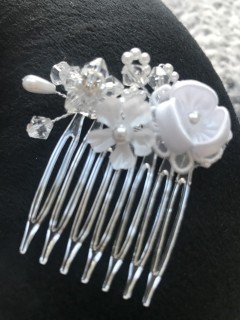 Small White Flower & Pearl Comb